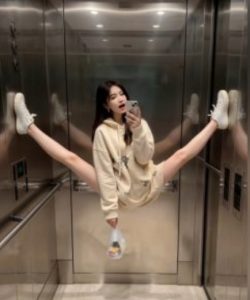 AI生成电梯一字马美女制作教程，条条流量上万，别再在外面被割韭菜了，全流程实操-则成副业项目资源站